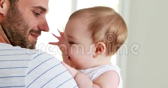 父亲亲吻他的宝贝女儿额头视频的预览图