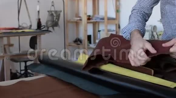 手工工人检查皮革的质量视频的预览图