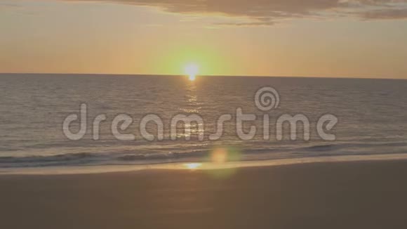 从海滩向大海移动看太阳视频的预览图