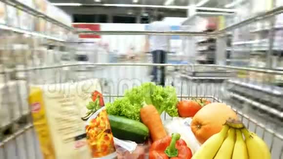 超市杂货店的购物车篮子视频的预览图