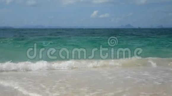 4K柔和的海浪与声音清澈的海水在白沙滩上与复制空间面积夏日海滨度假视频的预览图
