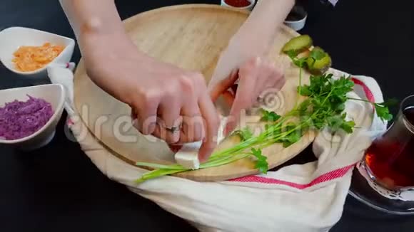 女人准备在木板上拍摄的食物场景视频的预览图