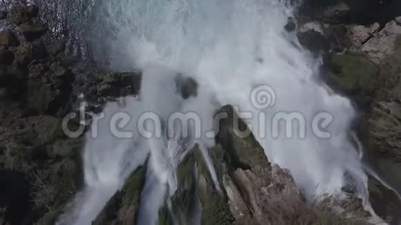 瀑布和蓝海的空中镜头视频的预览图