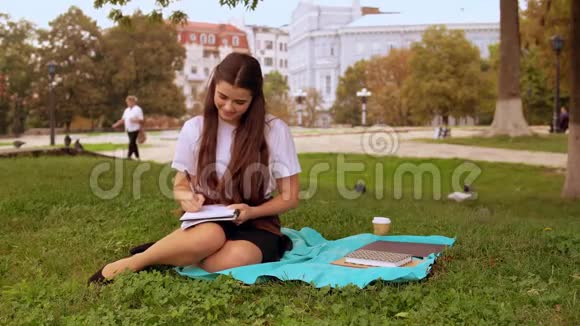 在公园学习的女人视频的预览图
