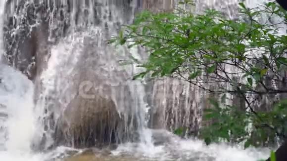 美丽的瀑布在慢动作国家公园森林视频的预览图