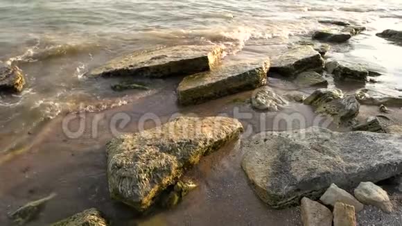 海边的石头视频的预览图