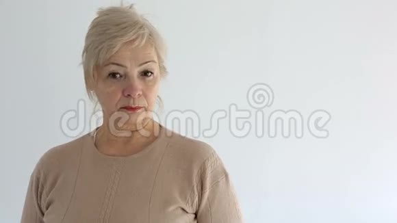 老年肖像老年妇女悲伤不满关门视频的预览图