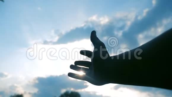 蓝天背景上的宗教手概念男人的手延伸到上帝的信仰和生活方式的幸福视频的预览图
