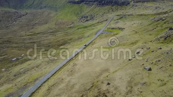 丹麦法罗群岛北大西洋诸岛日落汽车沿着山路行驶从山上射击视频的预览图