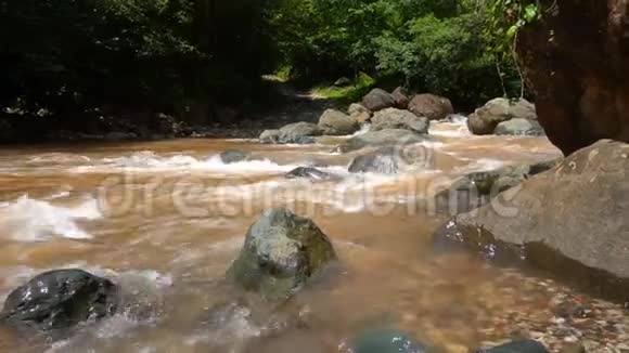 山河上有岩石和巨石视频的预览图