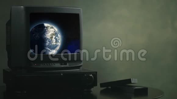 老式房间里的老式电视地球在电视上视频的预览图