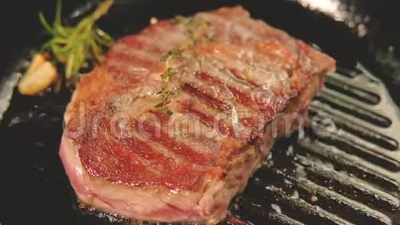 食物烹饪红肉牛排煎烤视频的预览图