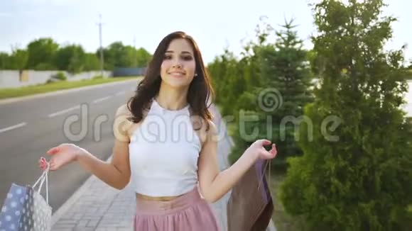 美丽的年轻女子散步跳舞视频的预览图