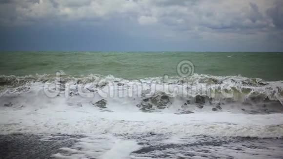 波浪在海岸上逐渐增强视频的预览图