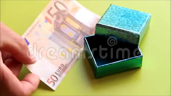 50欧元钞票作为礼物视频的预览图