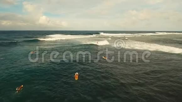 空中观景冲浪者在波浪上菲律宾西亚高云9视频的预览图