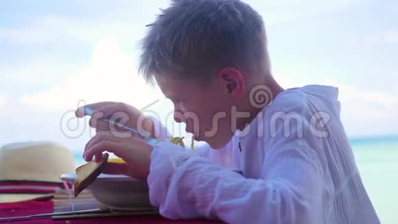 一个年轻人在露台上吃饭户外意大利菜视频的预览图