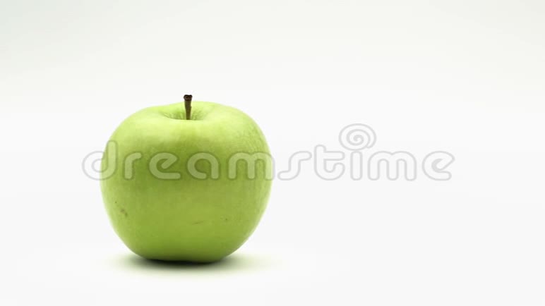 手拿绿色苹果在白色背景食谱视频的预览图