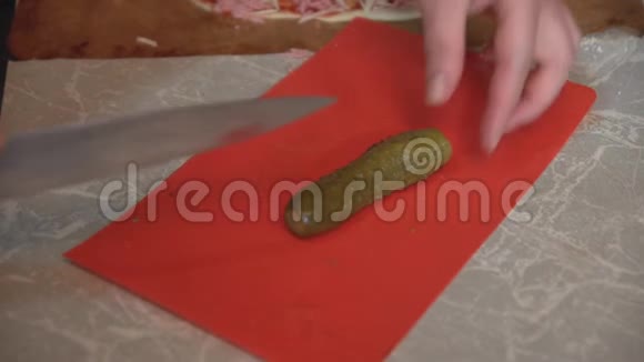 女人手把腌制好的黄瓜切成薄片视频的预览图