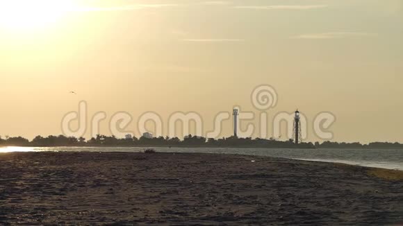 在灿烂的日落中Dzharylhach岛上的泡沫波浪视频的预览图