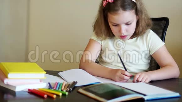 女学生准备作业认真的女孩学习数学课家庭教育视频的预览图