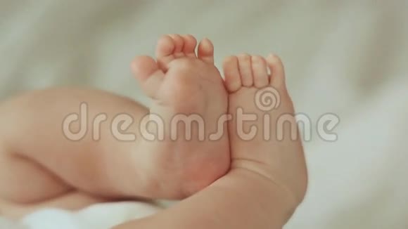 新生婴儿的脚被隔离在白色上视频的预览图