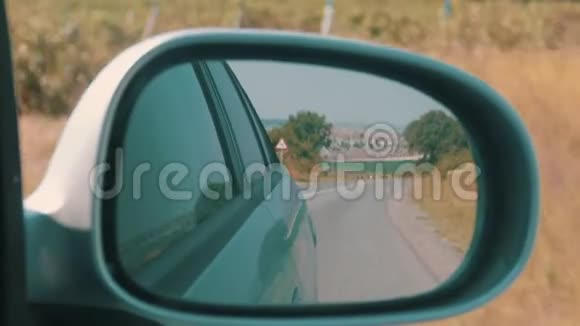在高速公路上行驶在车内观看后视镜视频的预览图