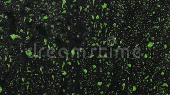 绿色油漆滴在黑色背景上出现溪流视频的预览图