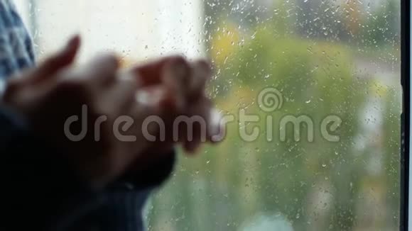 紧张疲惫的状态女孩摸了摸手指她很兴奋窗外下雨可能她在等视频的预览图