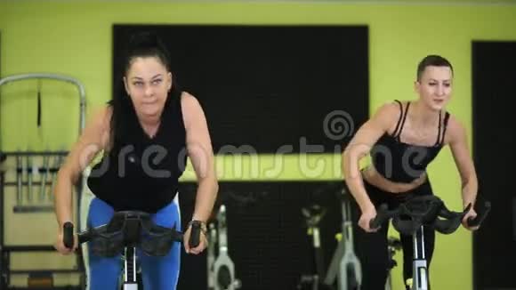 妇女从事团体自行车训练以保持身体健康视频的预览图