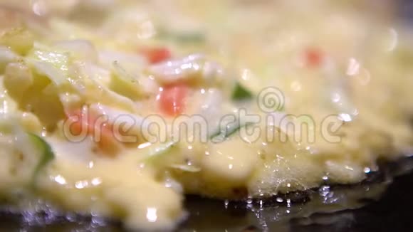 慢动作秋崎日本菜在日本餐馆烹饪Monjayaki视频的预览图