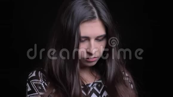 年轻有魅力的白种人女性在直视镜头时悲伤沮丧的特写镜头视频的预览图