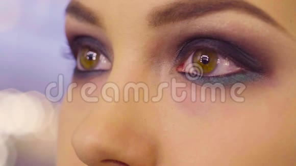 女人的眼睛化妆完成视频的预览图