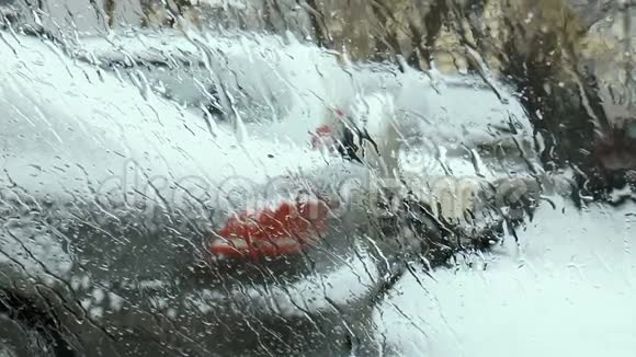 白雪覆盖的汽车广场视频的预览图