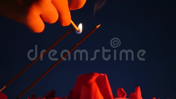 香薰台设置有香薰蜡烛和香棒手工点燃蜡烛和香气棒视频的预览图