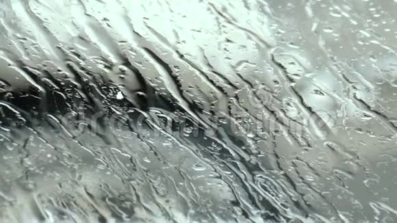 汽车挡风玻璃上融化的雪视频的预览图