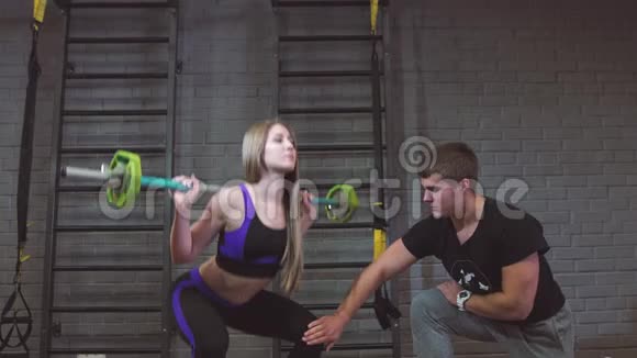 运动健身团队合作健美和人年轻女子和私人教练在健身房锻炼杠铃肌肉视频的预览图
