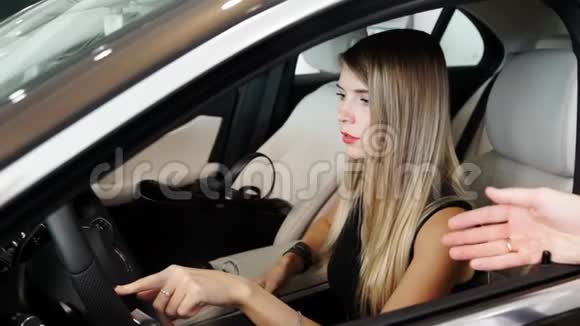 慢镜头女人坐在车中央买汽车视频的预览图
