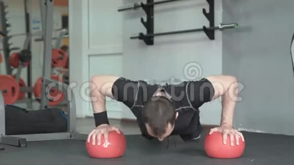 健身男子在健身房做俯卧撑锻炼视频的预览图