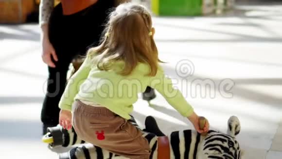 小女孩在购物中心丢了一匹人造马视频的预览图