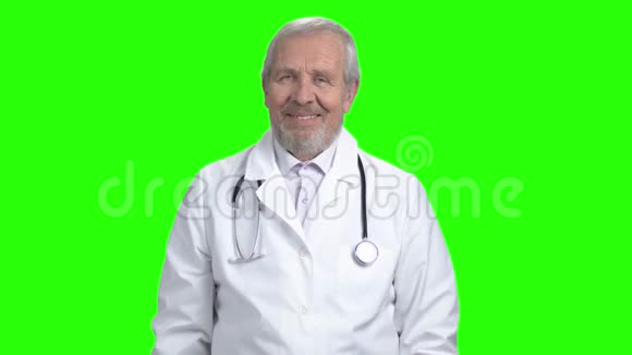 年老的高级医生竖起大拇指视频的预览图