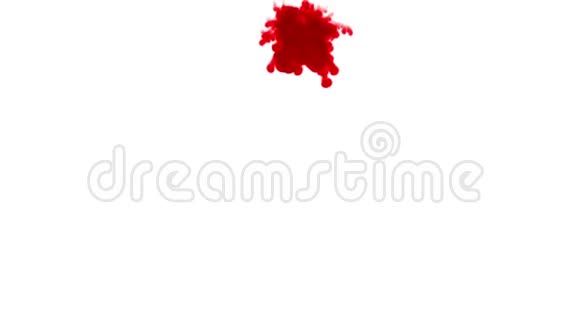 液体中滴墨水的特写镜头红色在水中缓慢移动2的背景或背景视频的预览图