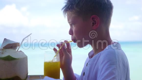 一个在露台上喝鸡尾酒的咖啡馆里的年轻人户外椰子水视频的预览图