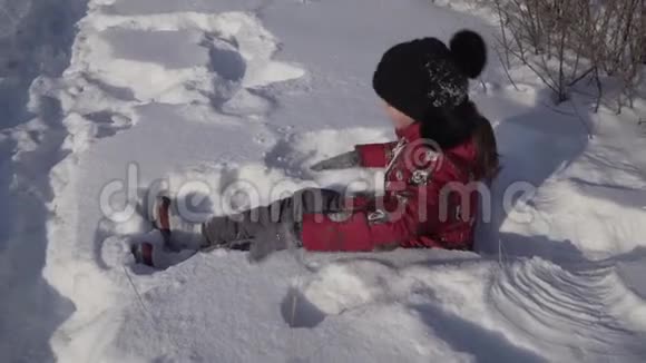 少年女孩在冬季公园里扔雪视频的预览图