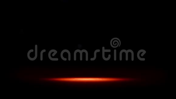 水滴在橙色的浅黑色背景下红色液体滴视频的预览图