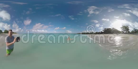 360VR家庭带孩子在海洋中洗澡和在毛里求斯岛拍摄度假视频视频的预览图