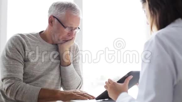 52岁的老人和医生视频的预览图