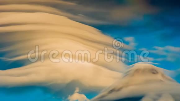 五月火山与云的心室时间在日出时流逝奥尔巴伊省活跃的平流层火山视频的预览图