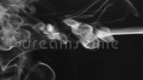 黑色背景上的白色烟雾很漂亮视频的预览图