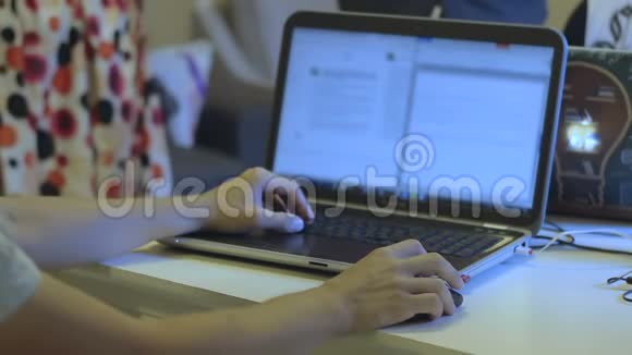 一个人在笔记本电脑上工作而周围的人在换衣服视频的预览图